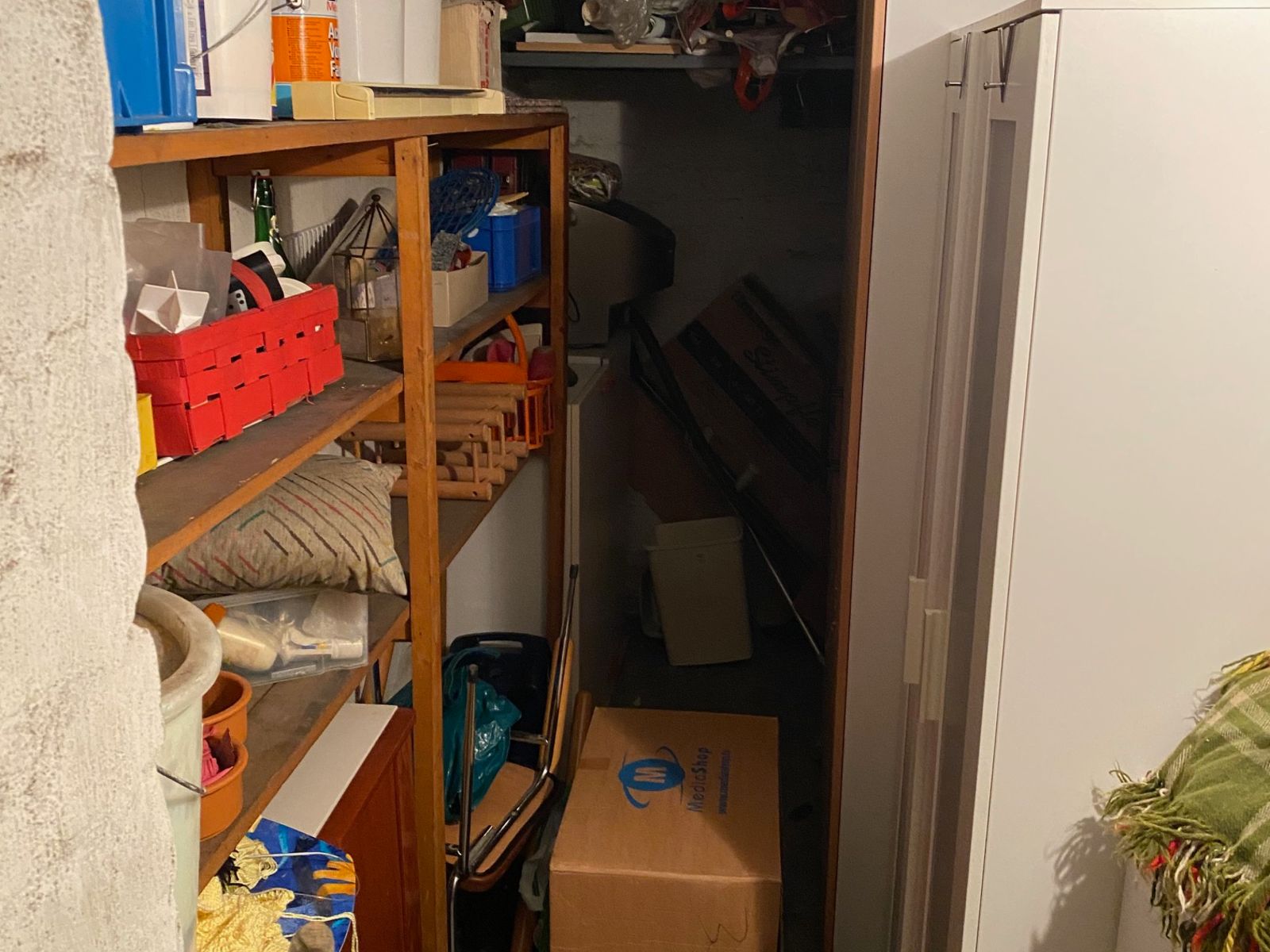 Vollgestellter Kellerraum vor der Entrümpelung