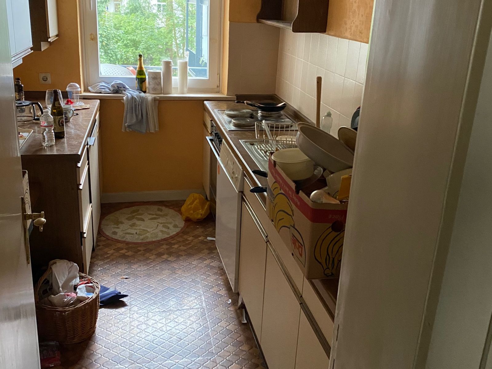 Küche mit Geschirr und Restmüll vor der Räumung