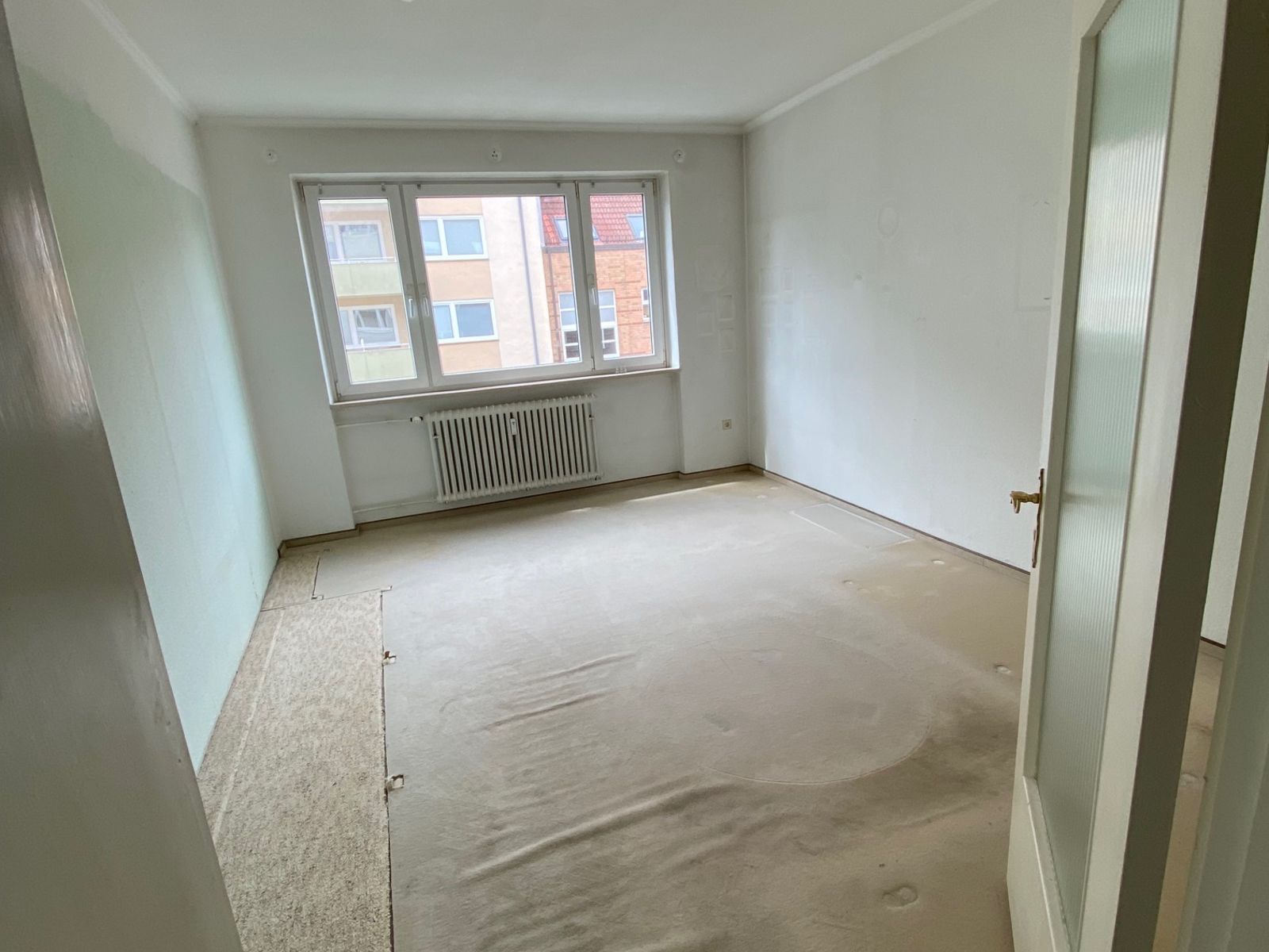 Dasselbe Zimmer leer und besenrein übergeben