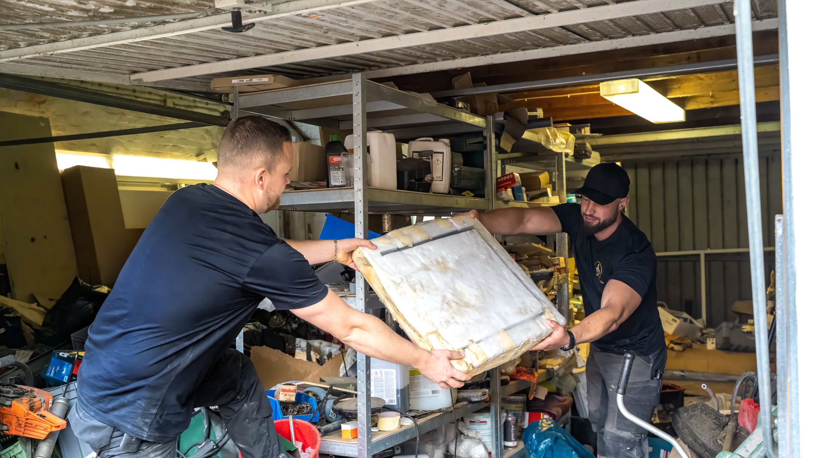 Team von Rümpelstilzchen Räumservice räumt eine Garage in Kiel aus