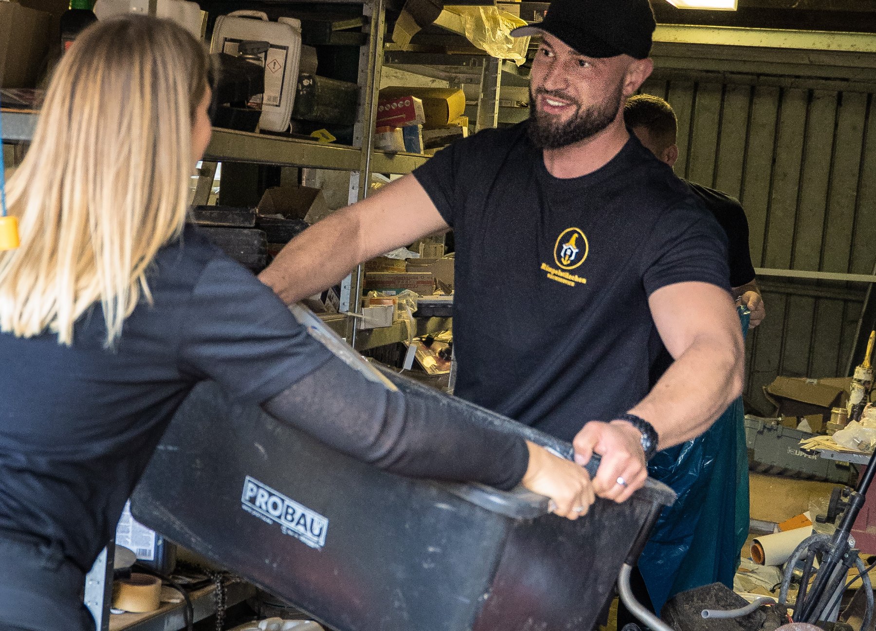Wir räumen eine vollgestellte Garage aus